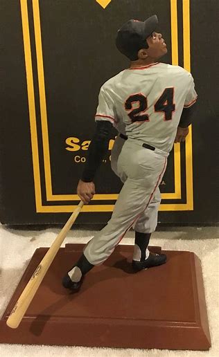 willie mays the say hey kid statue
